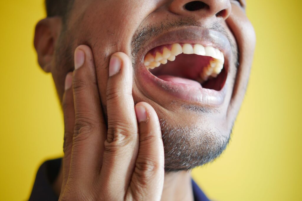 Por qué me duelen los dientes al comer cosas frías